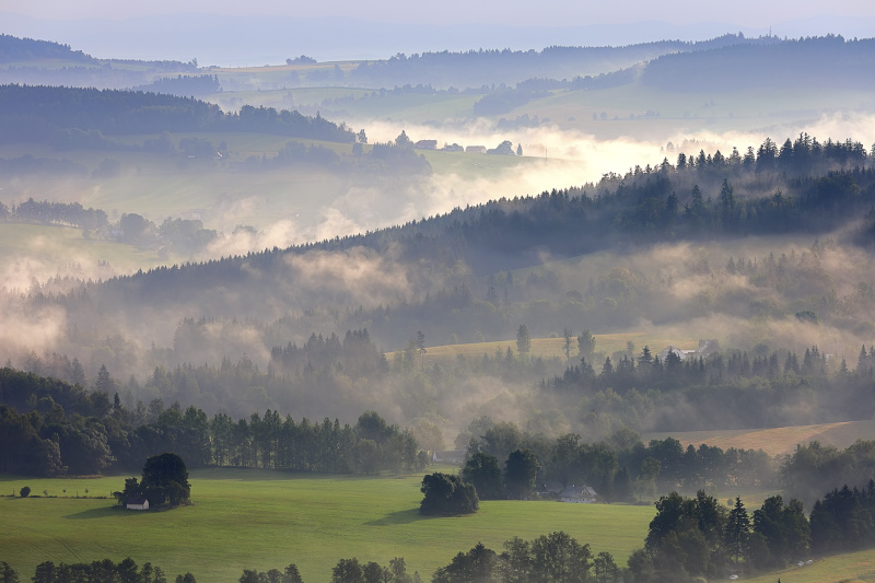 Mlžný opar nad řekou Svratkou v ranních hodinách u Březin.